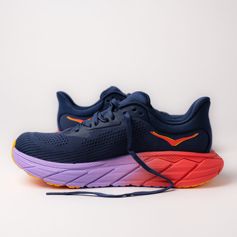 Side profile of Women’s HOKA Arahi 7 featuring J-Frame™ for guided support against overpronation.