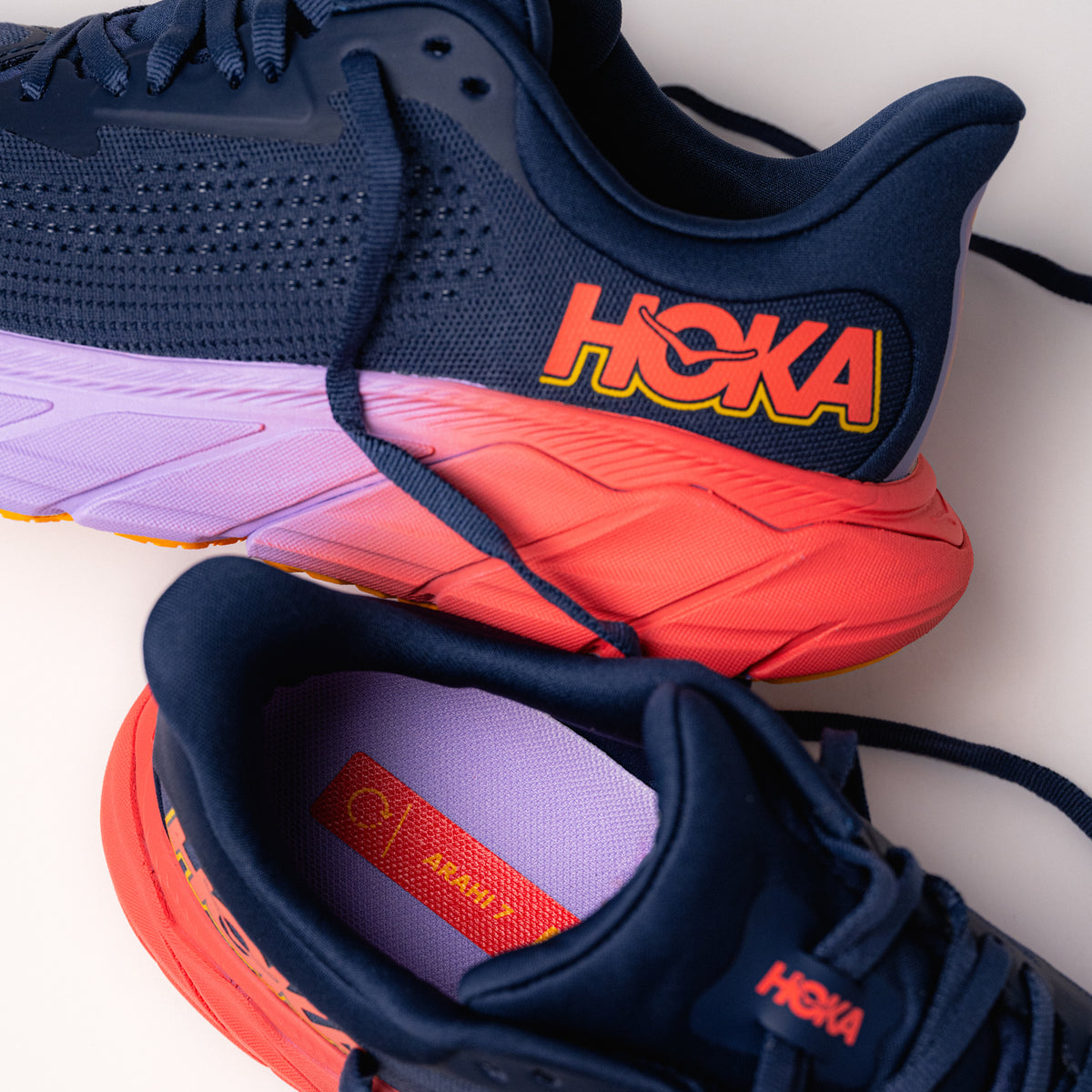 Top view of Women’s HOKA Arahi 7 showing breathable mesh upper for secure comfort.