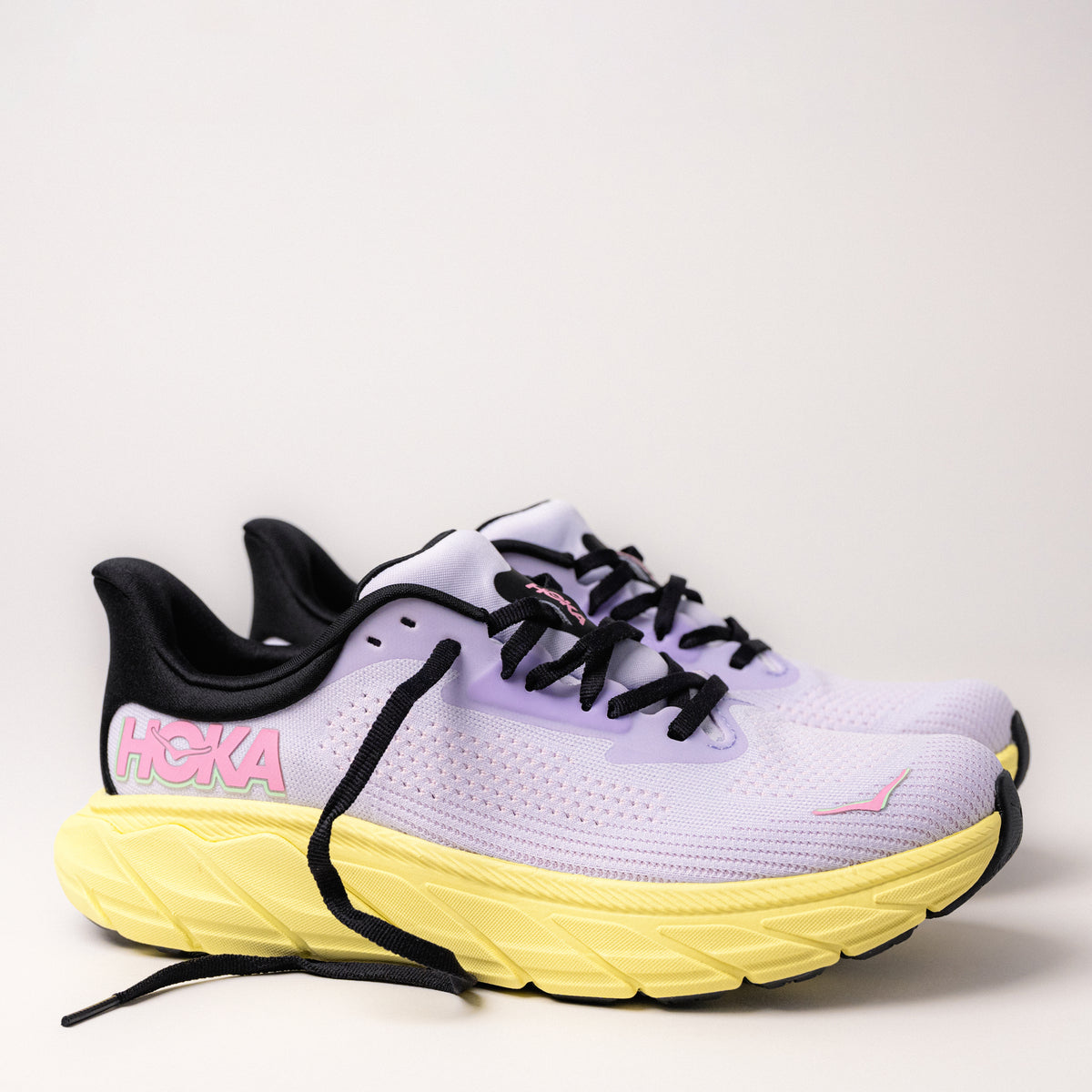 Side profile of Women’s HOKA Arahi 7 featuring J-Frame™ for guided support against overpronation.