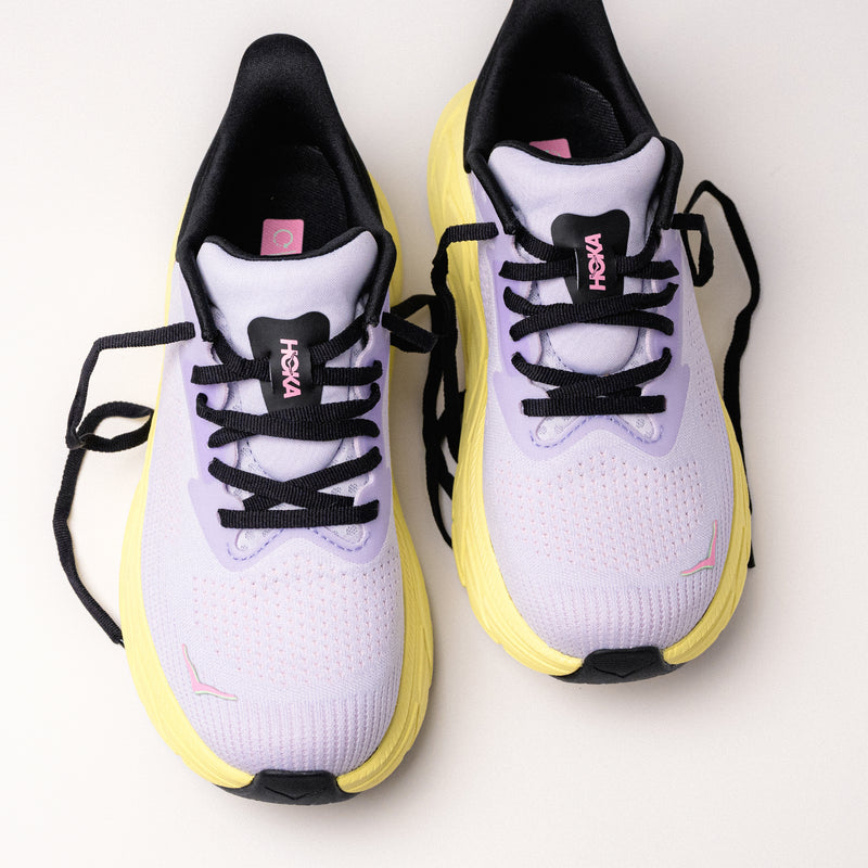 Top view of Women’s HOKA Arahi 7 showing breathable mesh upper for secure comfort.