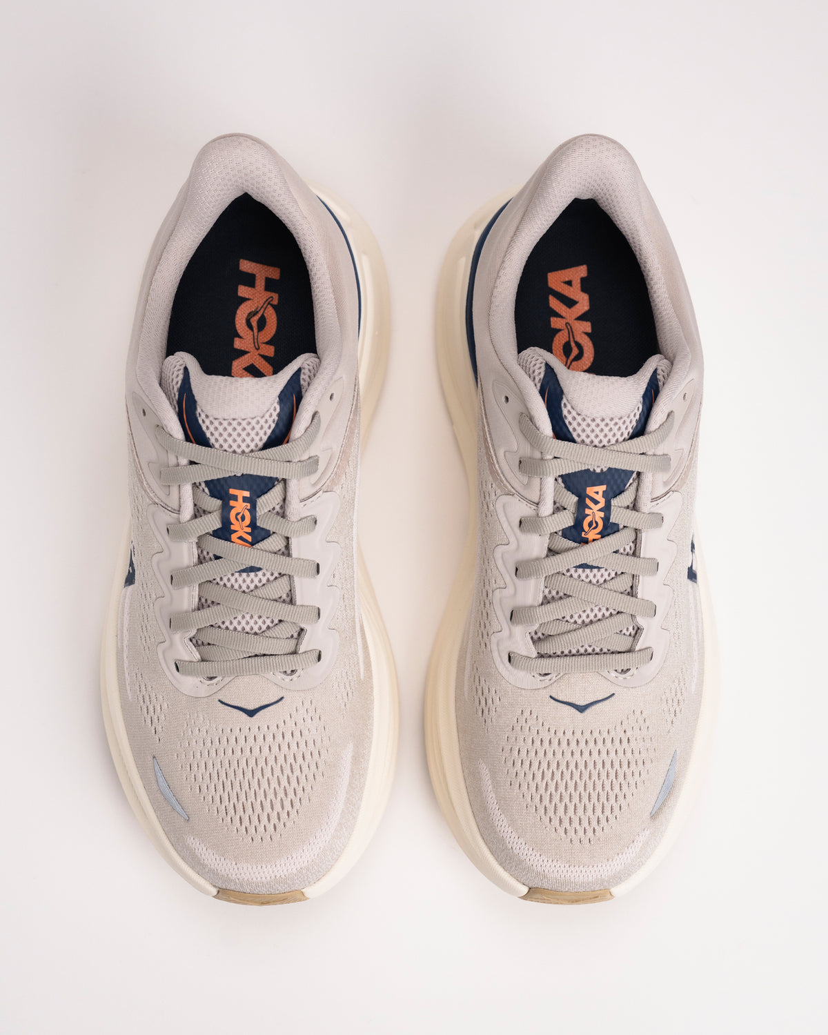 Top-down view of Men’s HOKA Bondi 9 with engineered knit upper and lace detail