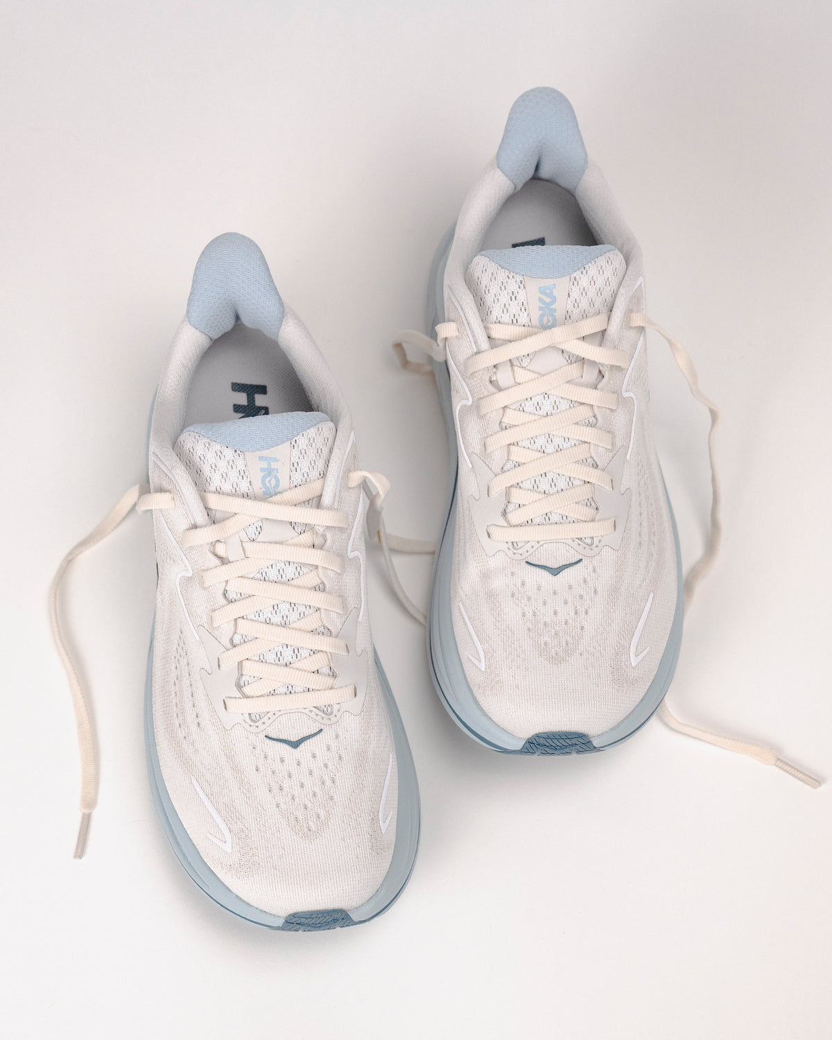 Top down detail view of the Women’s HOKA Clifton 10 in Grout/Mineral Blue