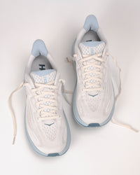 Top down detail view of the Women’s HOKA Clifton 10 in Grout/Mineral Blue