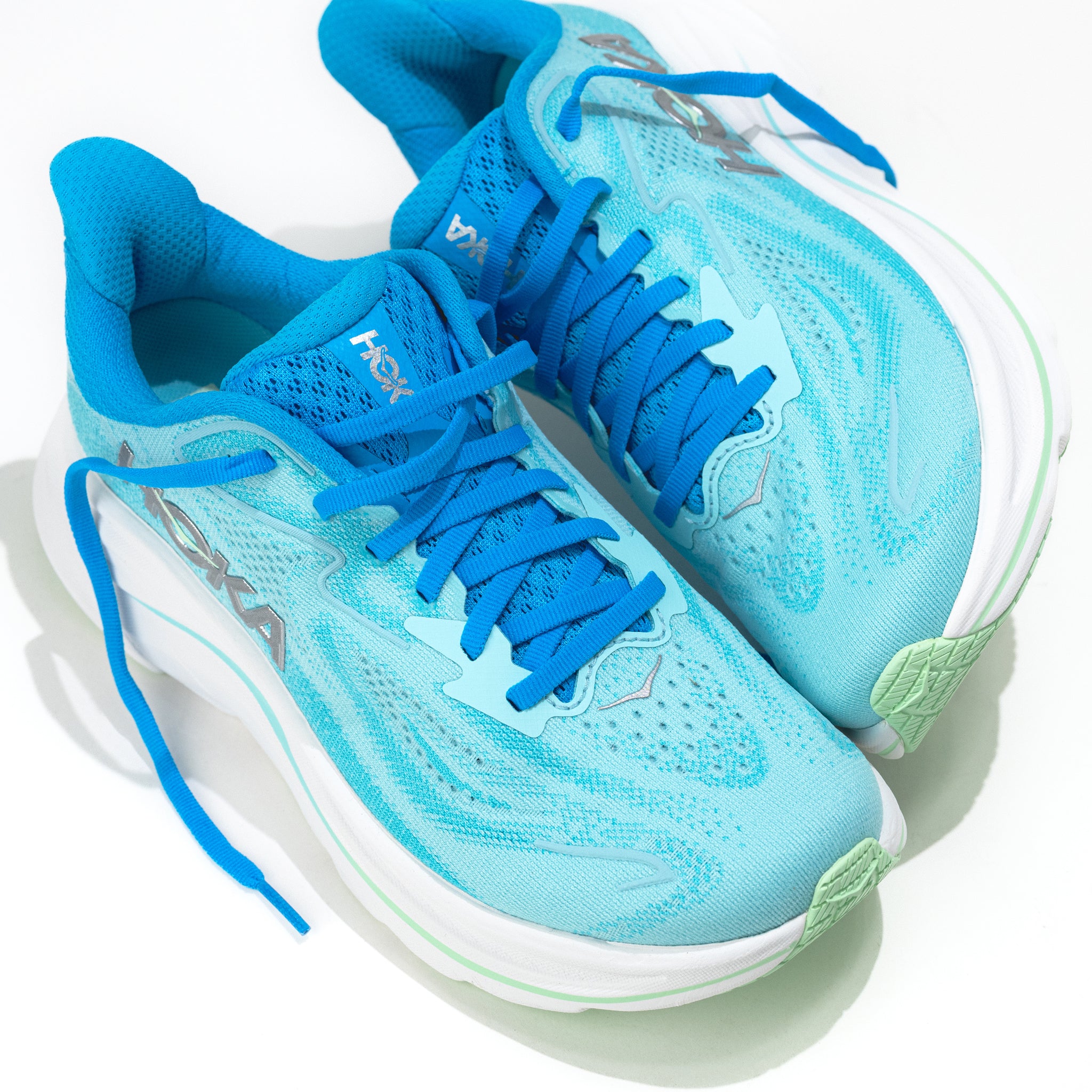 オーシャン・ブルー　　See Women's HOKA Clifton 10 Lightweight Running Shoe in Skyward
