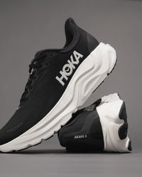 Men’s HOKA Arahi 8 – Black / White Lightweight Stability Trainer