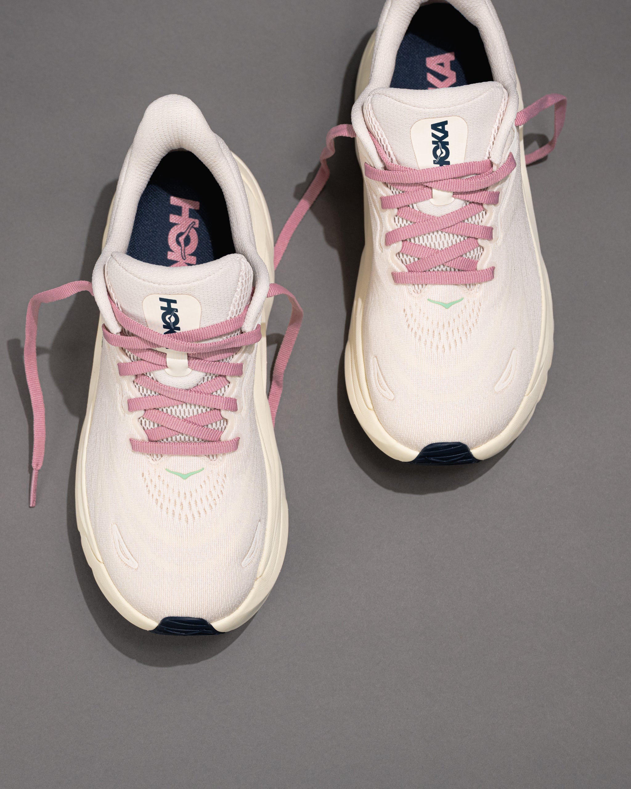 HOKA ARAHI8スニーカー 24.5ホワイト/ピンク Women's HOKA Arahi 8 – Rose Cream / Alabaster Stability Running