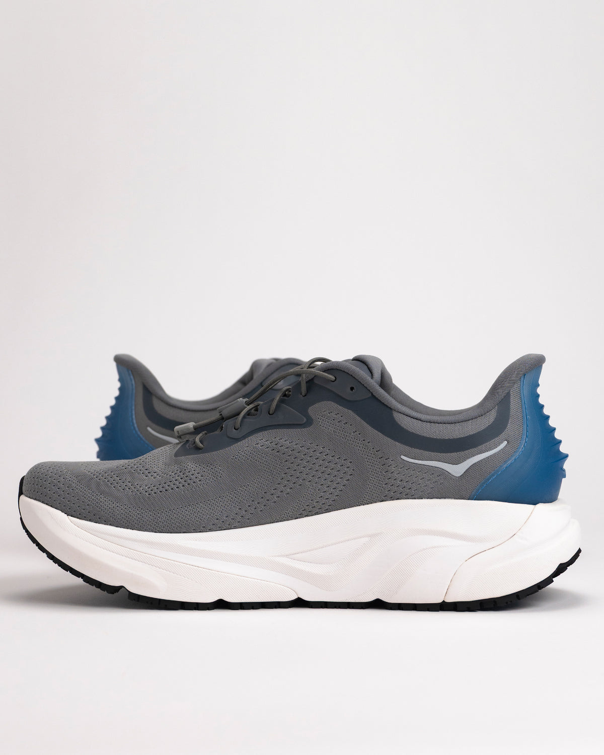 Side view of Men’s HOKA Arahi SR in Asteroid/Downpour showing slip-resistant rubber outsole and mild stability reinforced heel. 