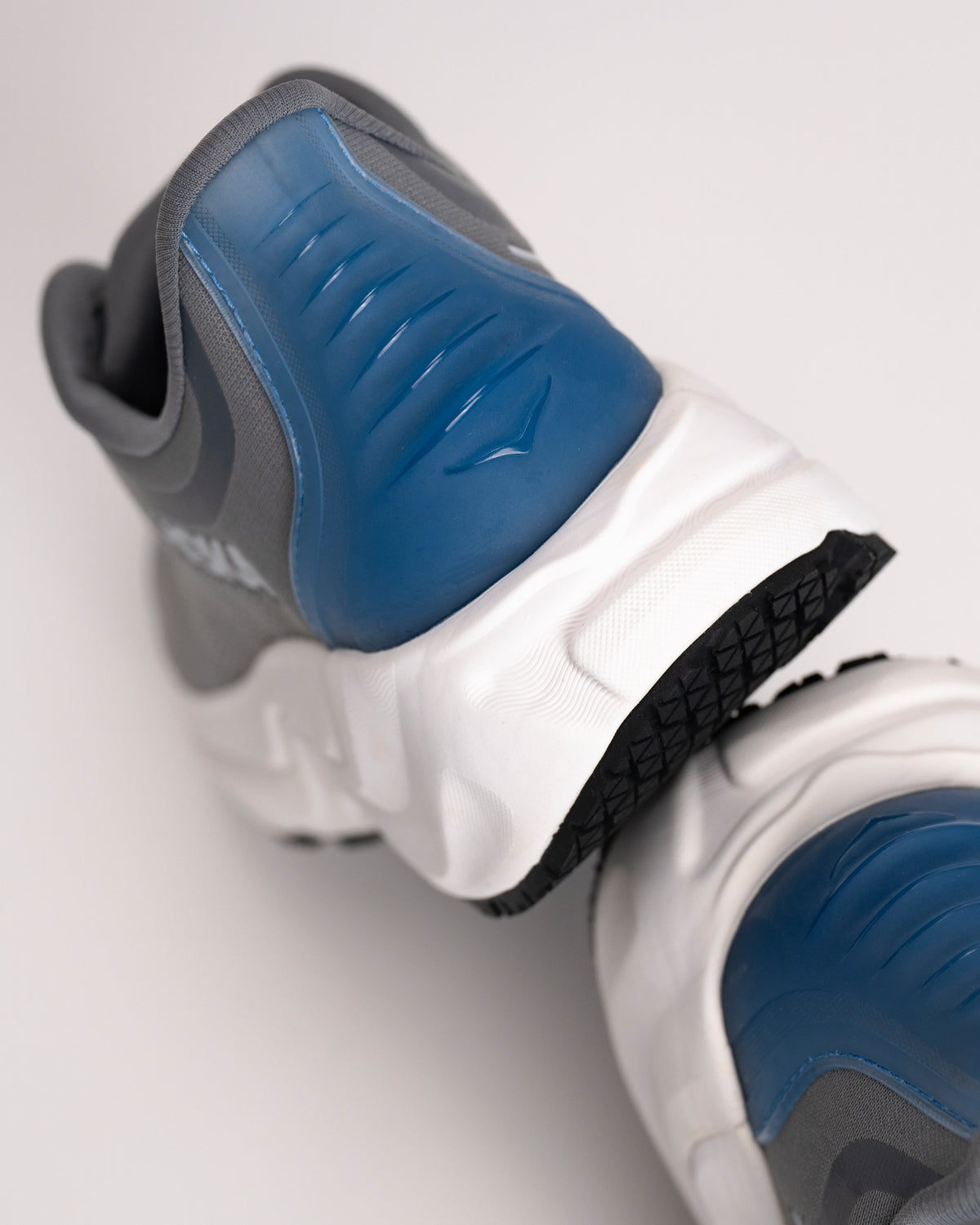 Close up of structured heel support to offer mild stability on the Men's HOKA Arahi SR shoe.