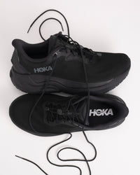 Black HOKA Arahi SR water-resistant slip-resistant durable shoes with both toggle lace closure and traditional lace design.
