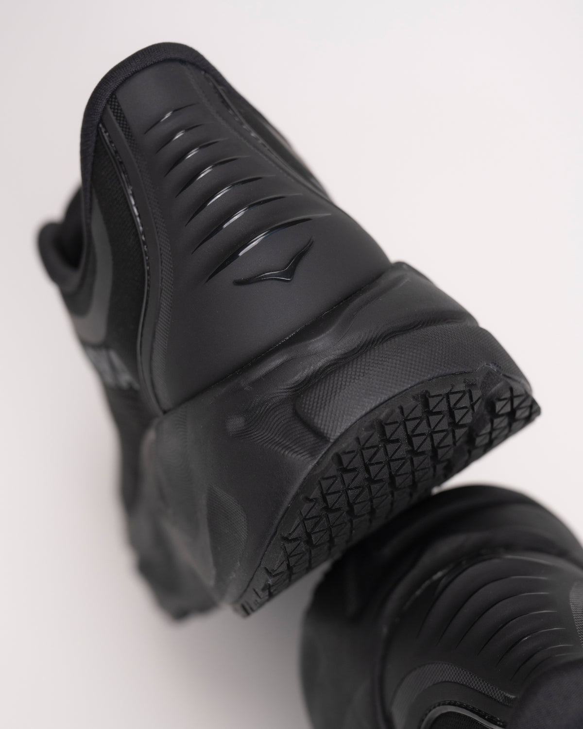 Close up of structured heel support to offer mild stability on the Men's HOKA Arahi SR shoe.