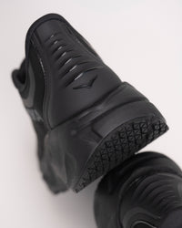 Close up of structured heel support to offer mild stability on the Men's HOKA Arahi SR shoe.