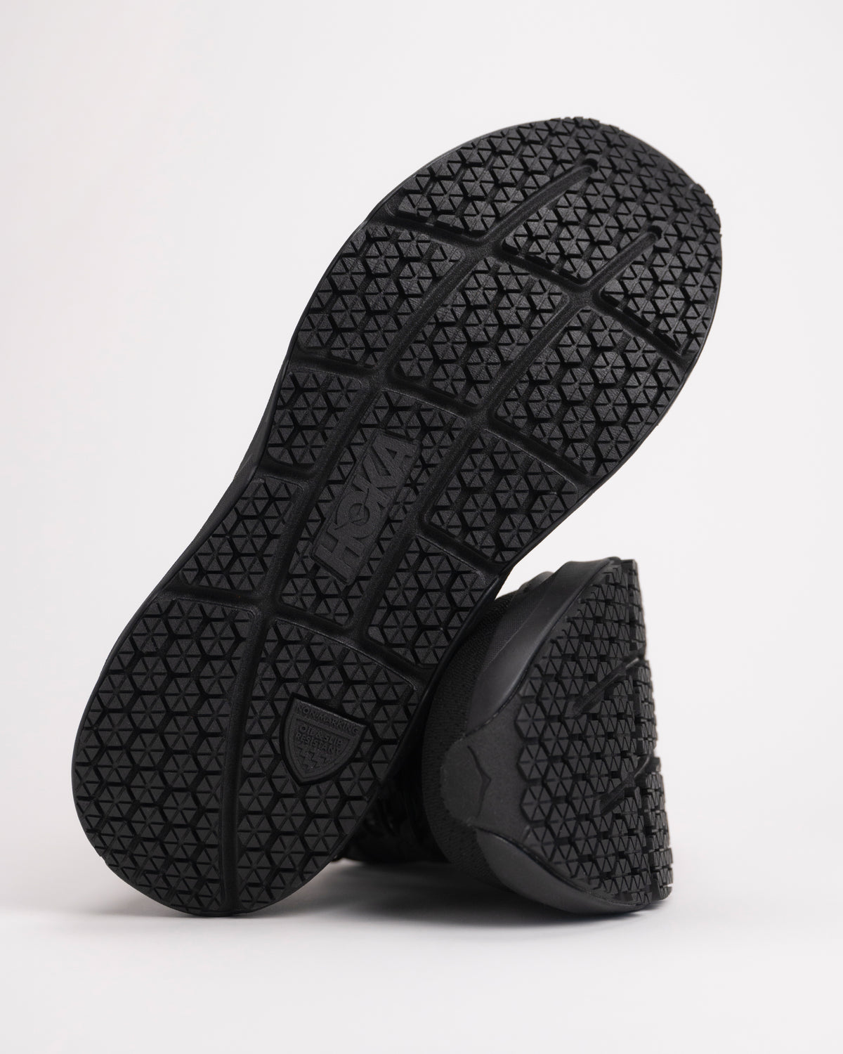 Detail view of the non-marking oil & slip resistant outsole design of the men's HOKA Arahi SR.