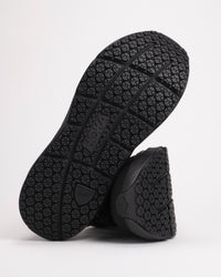 Detail view of the non-marking oil & slip resistant outsole design of the men's HOKA Arahi SR.