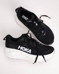 Detail views of the Women’s Gaviota 6 running shoes in Black/White showing padded collar, hidden lacing, and pull tab