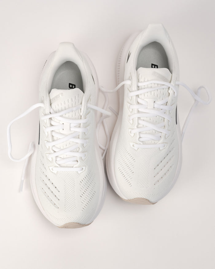 Top-down view of Brooks Glycerin Max 2 highlighting mesh upper and lace