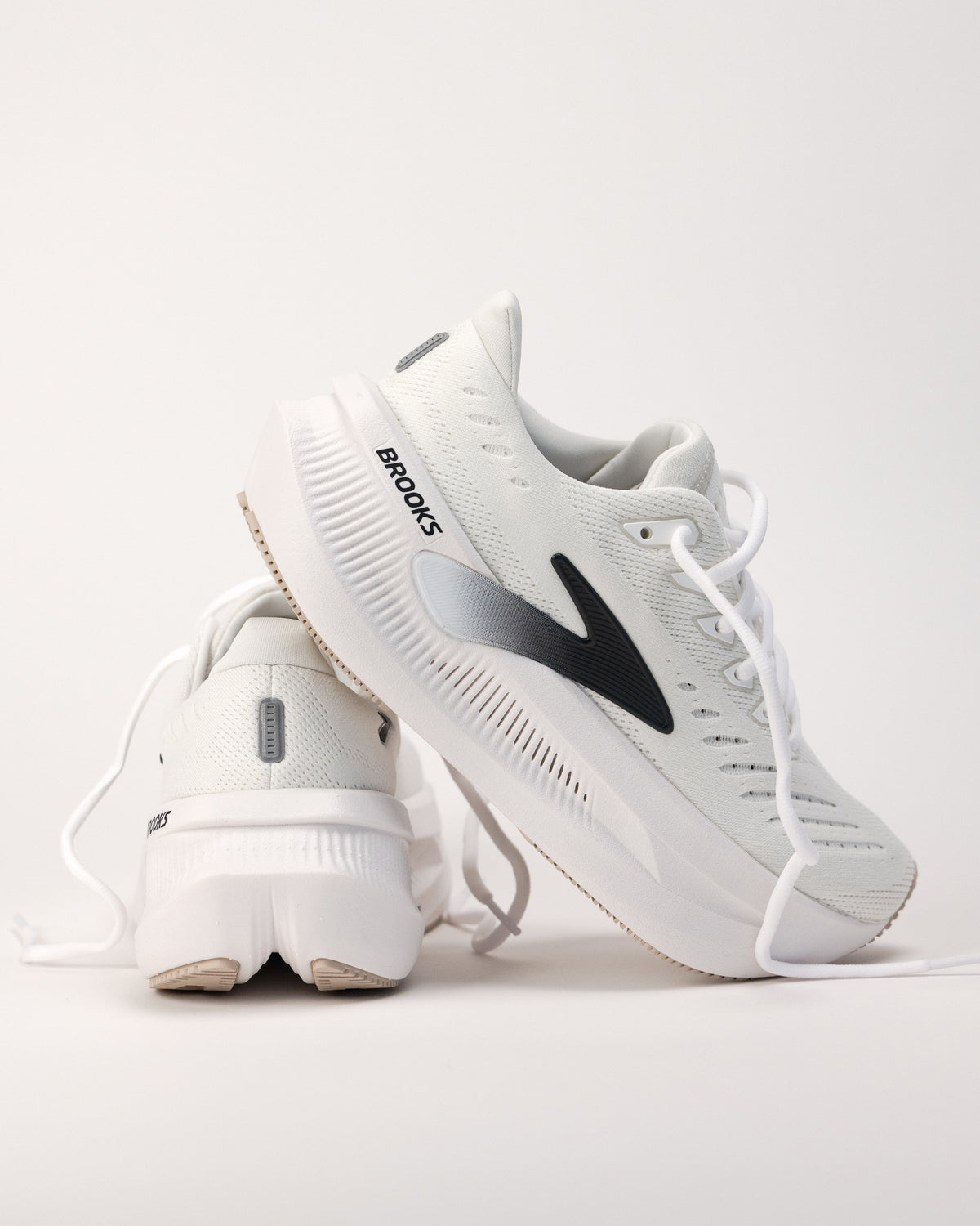 Side and back detail shot of the Women's Brooks Glycerin Max 2 showing plush midsole cushioning and logo detailing