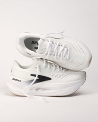 Stacked close-up of Brooks Glycerin Max 2 upper made with recycled materials