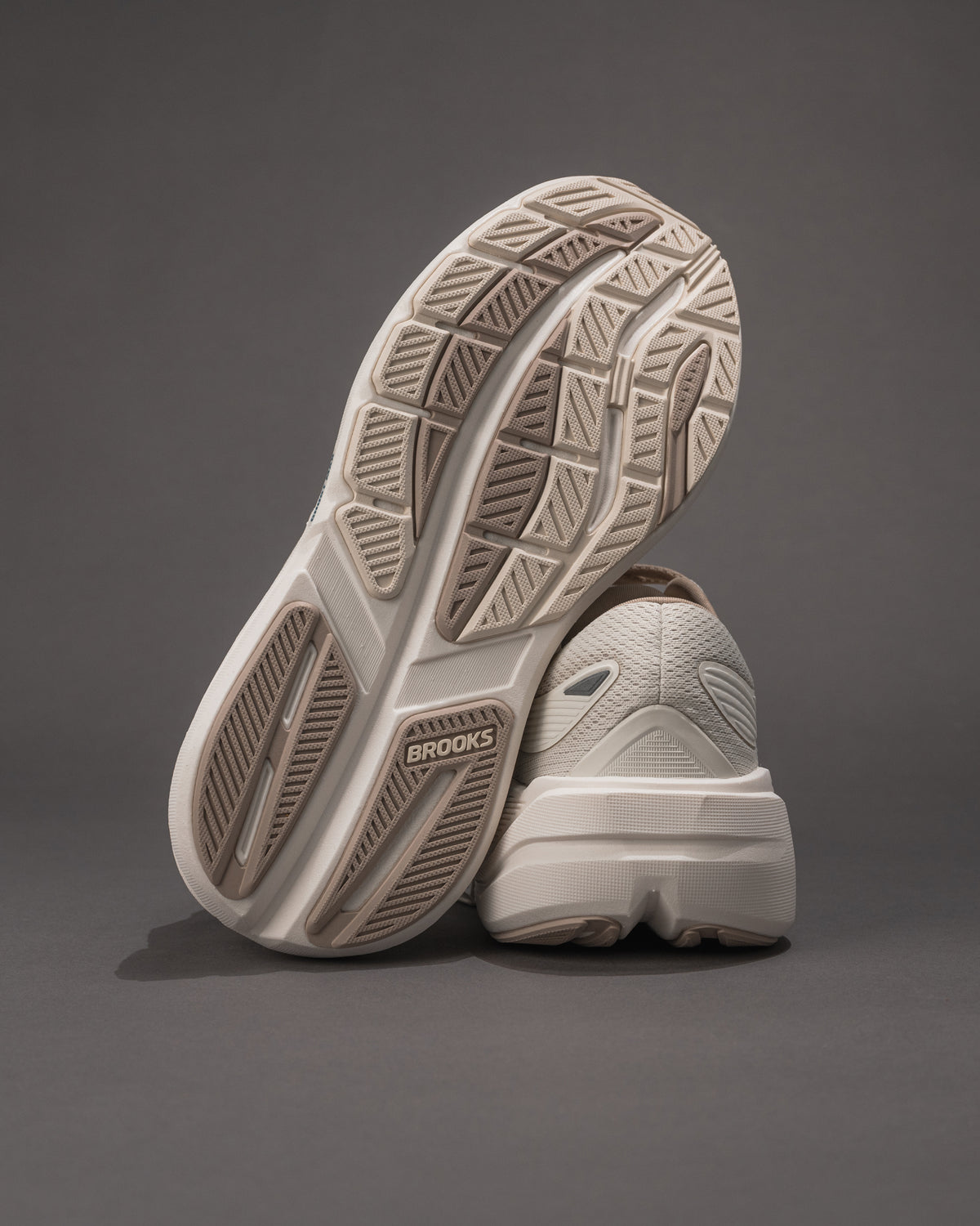 Women’s Brooks Ghost Max 3 – Max Cushion Neutral Trainer in Coconut/Chateau Grey