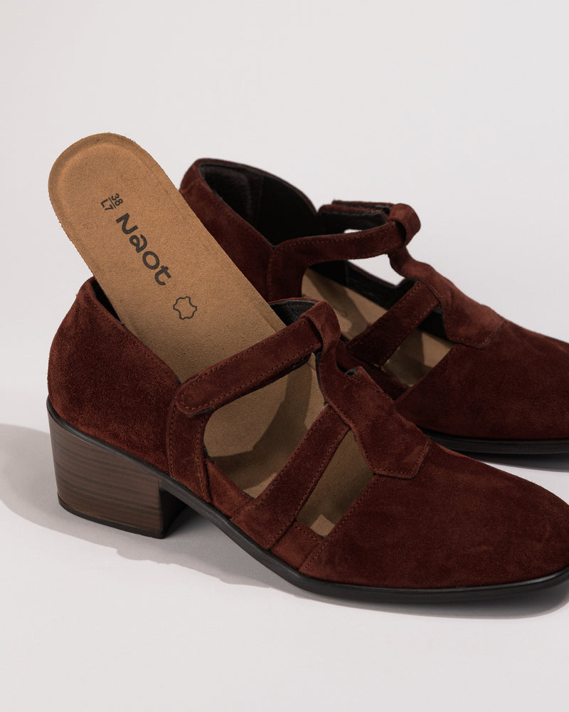 Removable cork-latex footbed of the Naot Authentic Women’s Cut-Out Suede Leather Shoe in Cabernet Suede – Heritage Collection