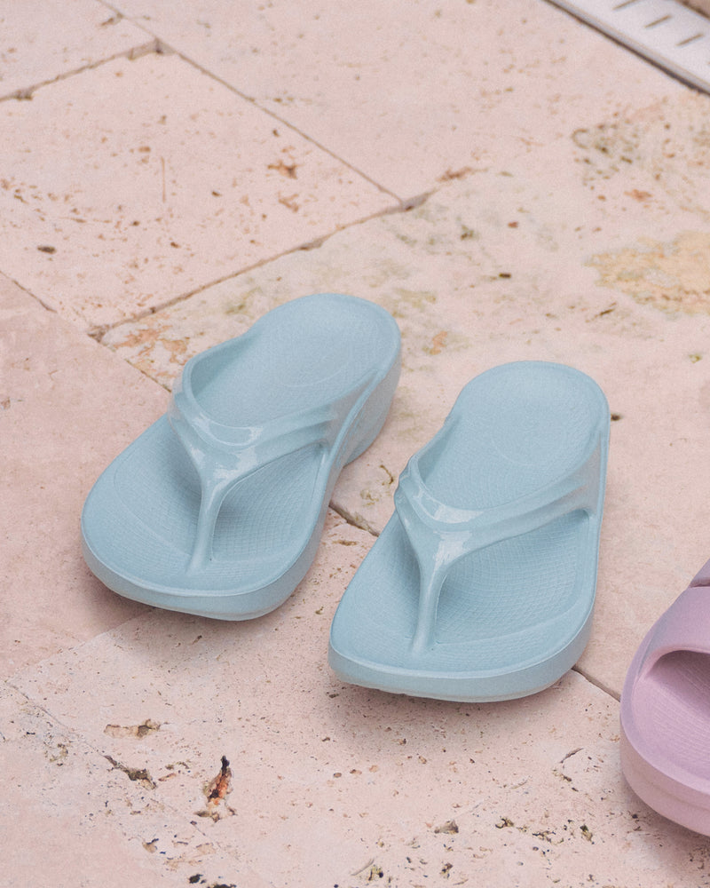 Women's OOFOS OOlala Thong Recovery Sandal in Mist