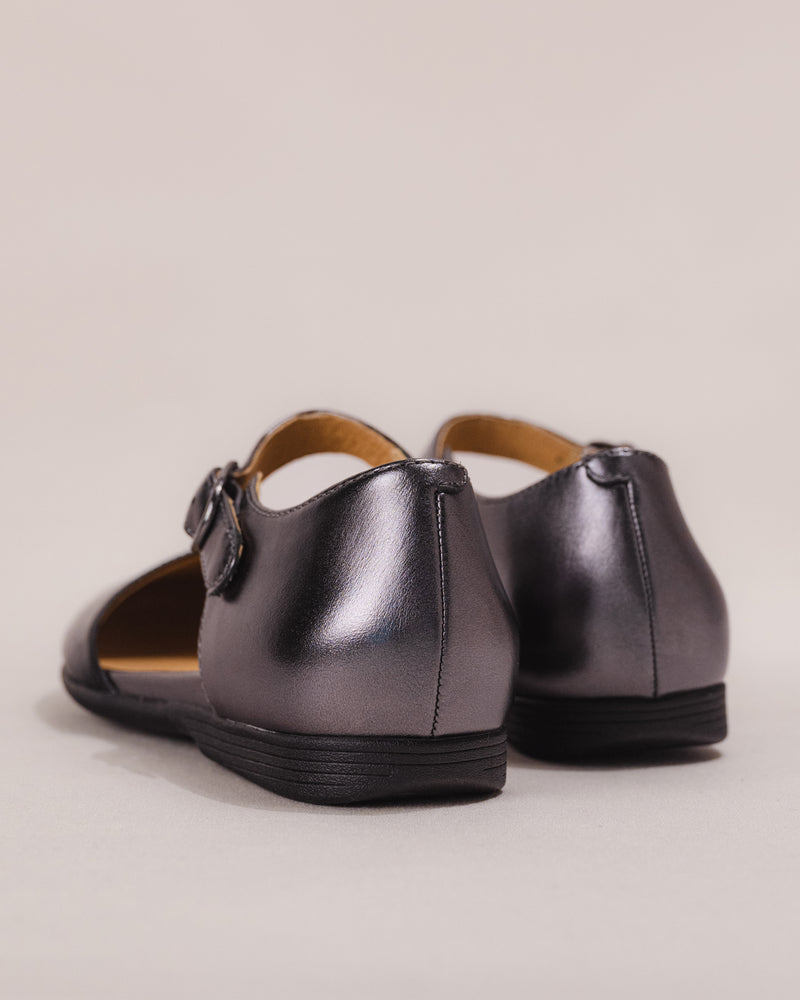 Rear image displaying the gently contoured heel and smooth leather finish.