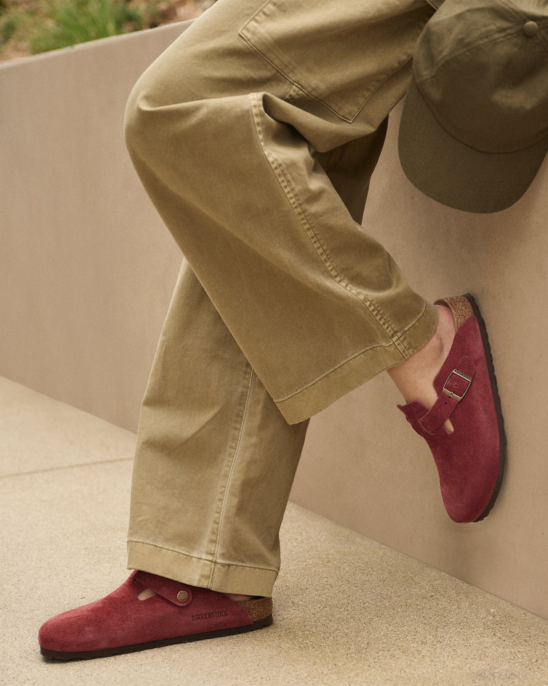 Birkenstock Boston Clog in Zinfandel Suede fall seasonal dark red.
Birkenstock Boston clog, Zinfandel suede, women’s slip-on clog, iconic Birkenstock footwear, all-day comfort shoes.