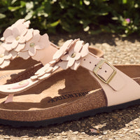 Birkenstock Gizeh Flower Sandal in Leather - Light Rose