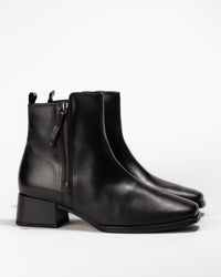 Side profile of Gabor 32.922‑27 Athen boot in black leather showing square toe and stacked heel