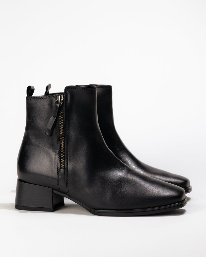 Side profile of Gabor 32.922‑27 Athen boot in black leather showing square toe and stacked heel