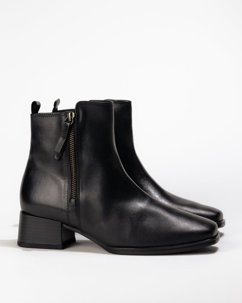 Side profile of Gabor 32.922‑27 Athen boot in black leather showing square toe and stacked heel
