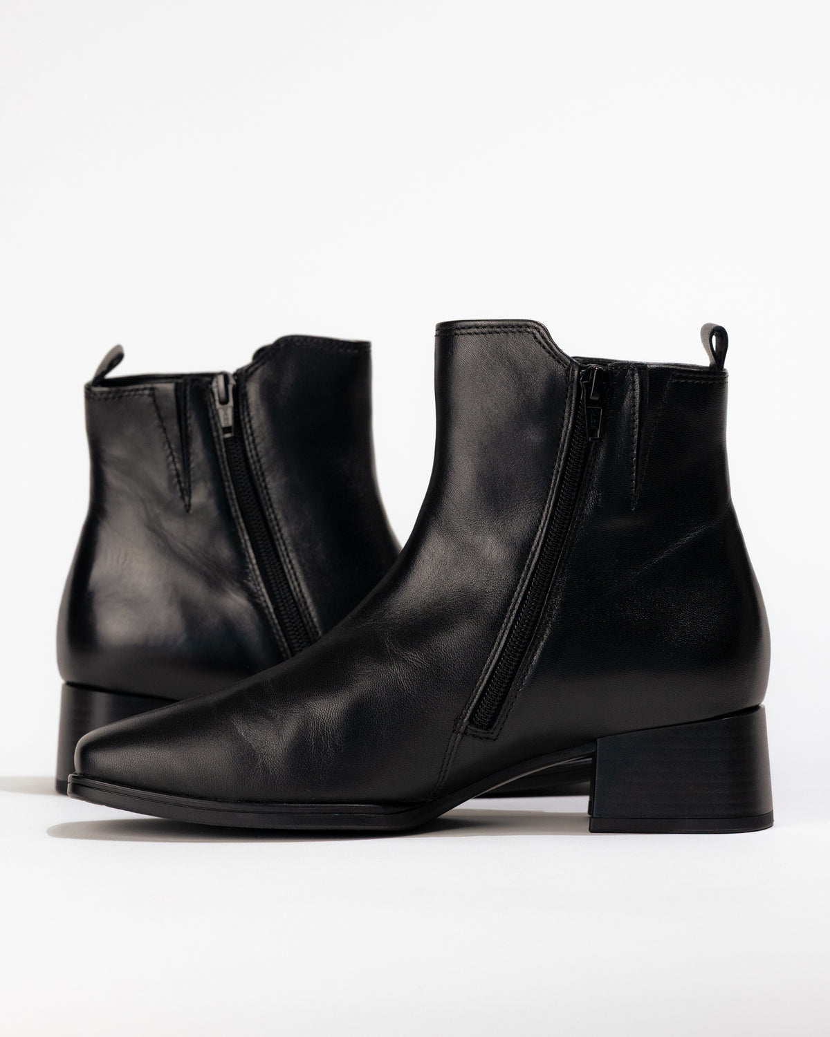 Side view of Gabor Athen boot black leather highlighting easy-on side zipper