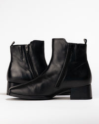 Side view of Gabor Athen boot black leather highlighting easy-on side zipper
