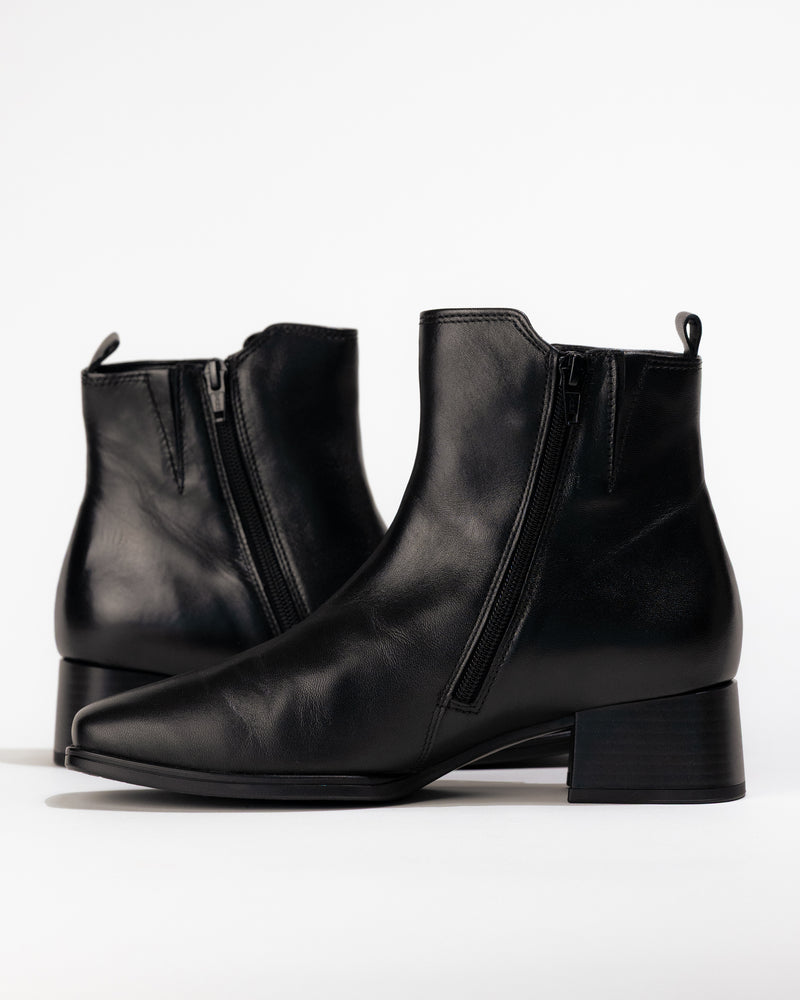 Side view of Gabor Athen boot black leather highlighting easy-on side zipper