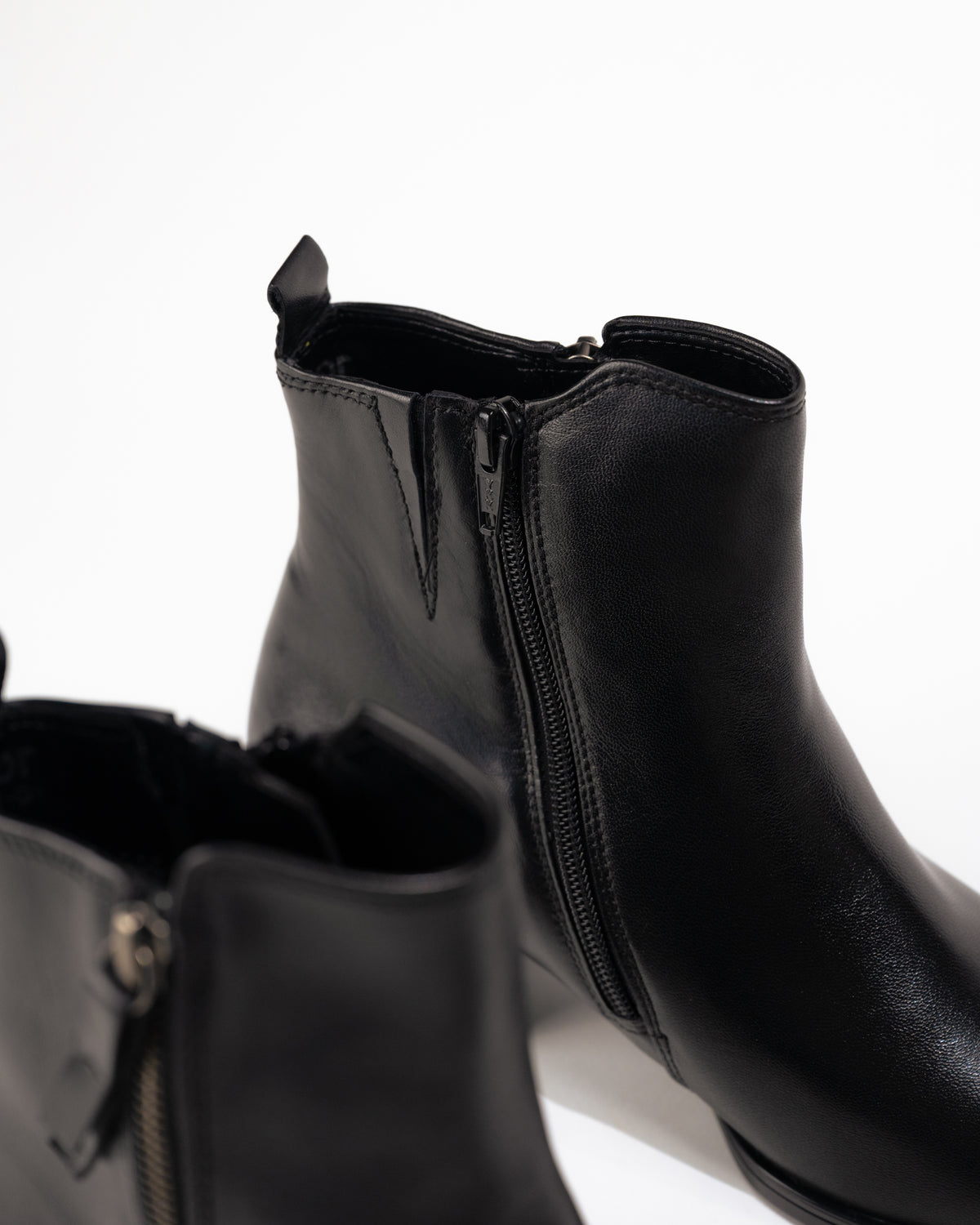Zipper and stretch shaft detail on the Gabor Athen boot black leather