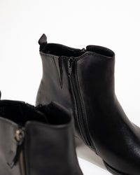 Zipper and stretch shaft detail on the Gabor Athen boot black leather