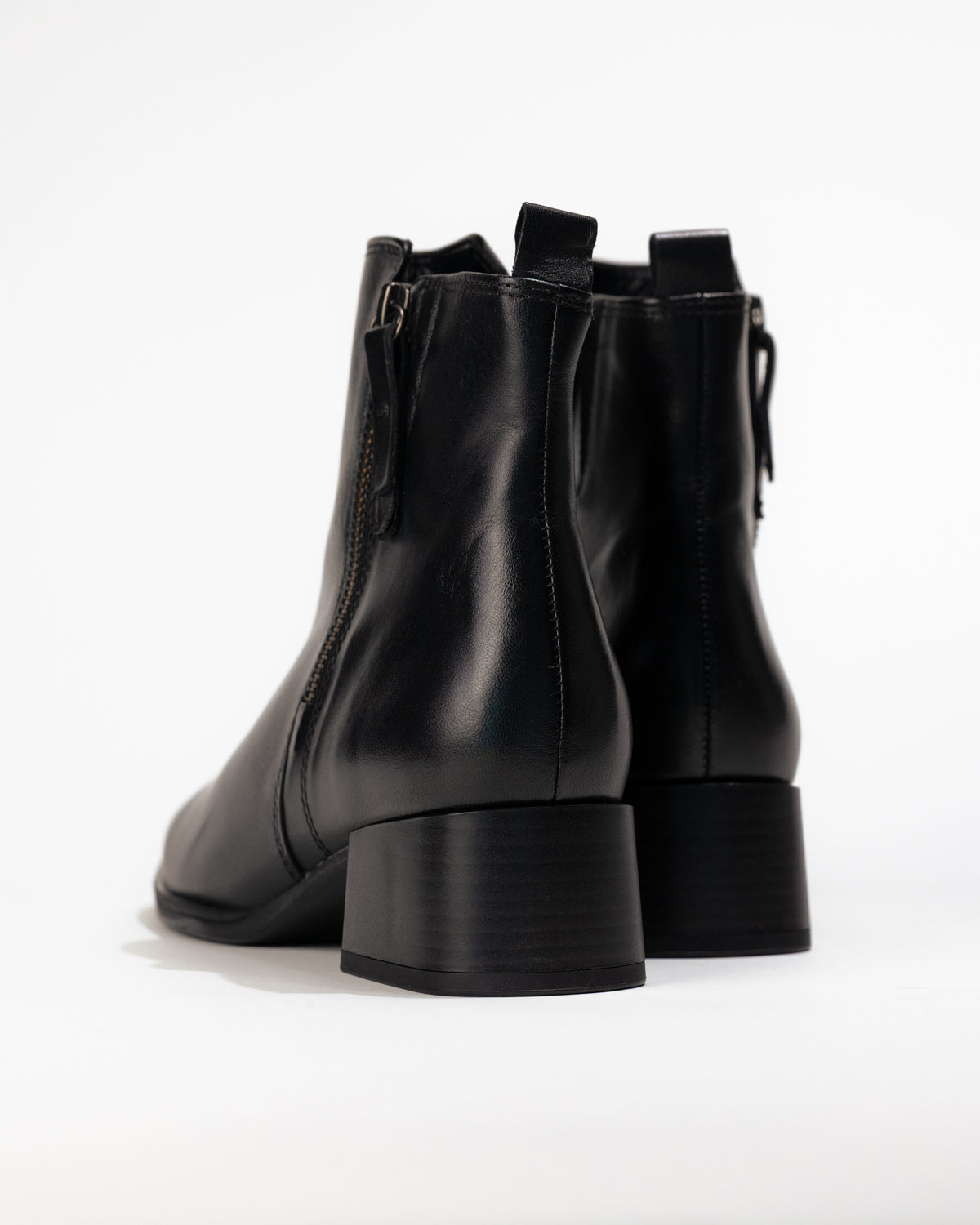 Heel detail of Gabor 32.922‑27 black women’s boot showing stacked heel and leather finish