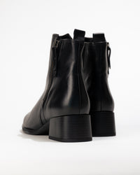 Heel detail of Gabor 32.922‑27 black women’s boot showing stacked heel and leather finish