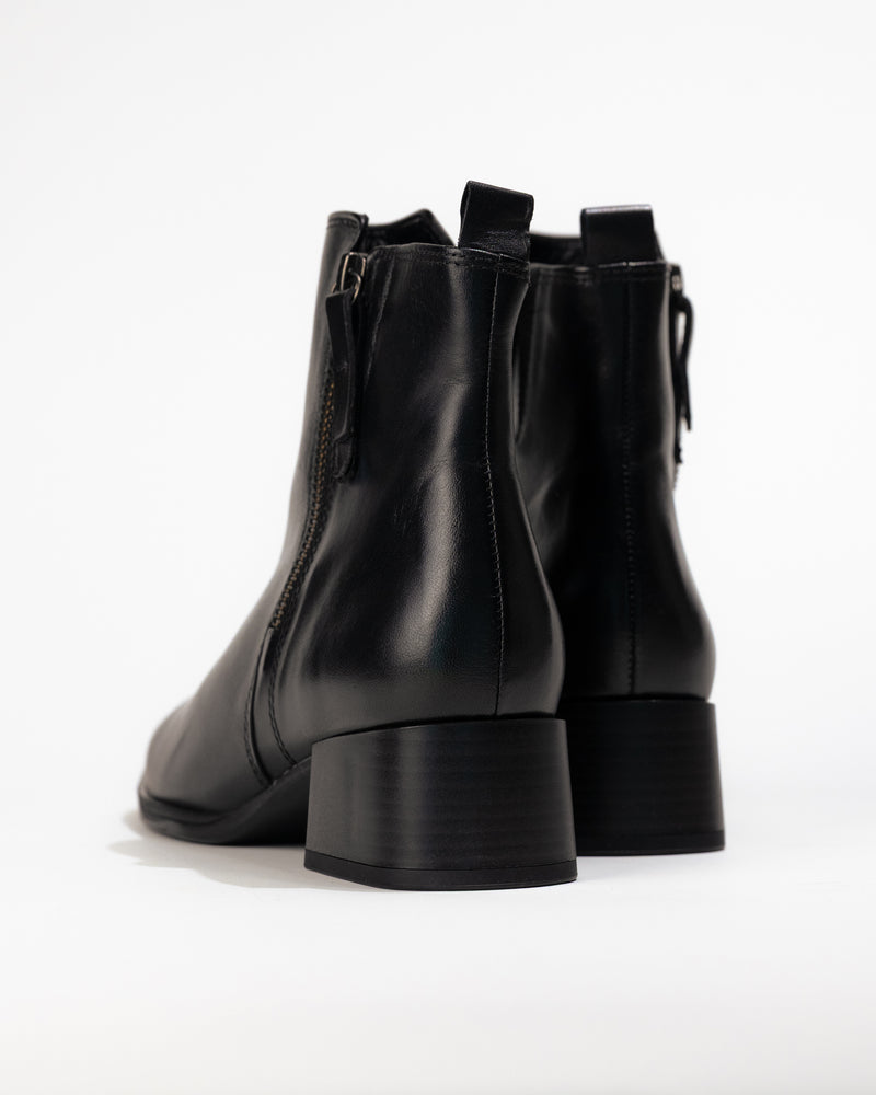 Heel detail of Gabor 32.922‑27 black women’s boot showing stacked heel and leather finish
