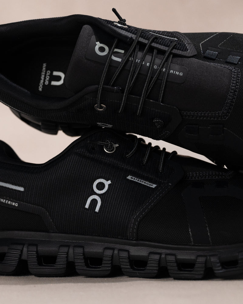 Men’s On Cloud 6 Waterproof sneaker in Black with speed laces
