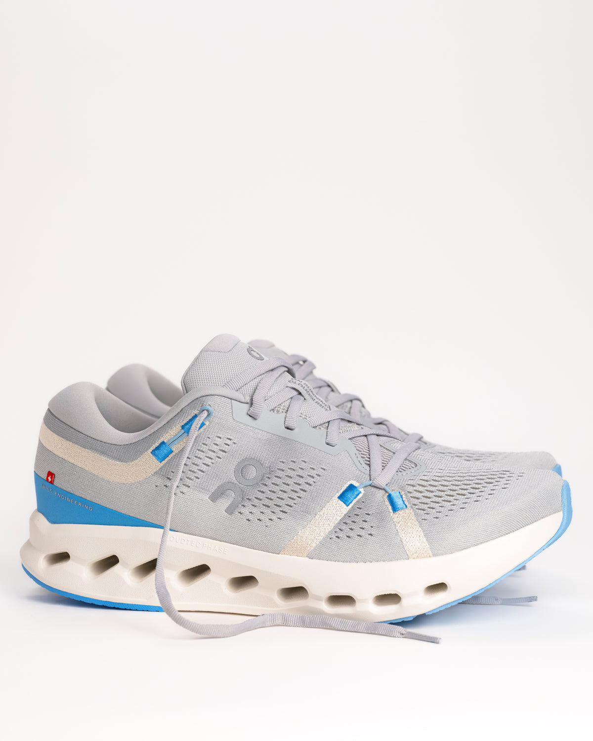 The On Running Cloudsurfer 2 is a refined evolution of the brand’s most innovative daily trainer, designed specifically for those who value a smooth, rolling transition. This version utilizes CloudTec Phase® technology, a computer-optimized midsole geometry that collapses sequentially to create a "domino effect" of cushioning from heel to toe. Unlike traditional On models, the Cloudsurfer 2 is built without a plastic Speedboard®, resulting in a more natural, flexible ride that feels lighter. 3MF10124839