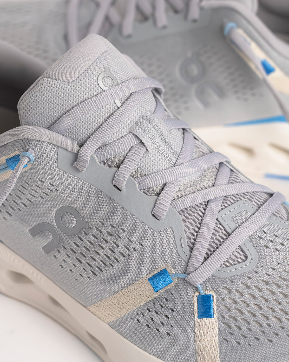 The On Running Cloudsurfer 2 is a refined evolution of the brand’s most innovative daily trainer, designed specifically for those who value a smooth, rolling transition. This version utilizes CloudTec Phase® technology, a computer-optimized midsole geometry that collapses sequentially to create a "domino effect" of cushioning from heel to toe. Unlike traditional On models, the Cloudsurfer 2 is built without a plastic Speedboard®, resulting in a more natural, flexible ride that feels lighter. 3MF10124839