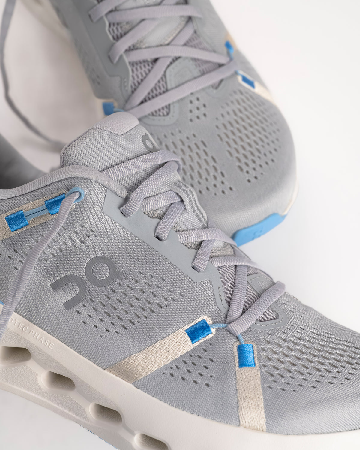 The On Running Cloudsurfer 2 is a refined evolution of the brand’s most innovative daily trainer, designed specifically for those who value a smooth, rolling transition. This version utilizes CloudTec Phase® technology, a computer-optimized midsole geometry that collapses sequentially to create a "domino effect" of cushioning from heel to toe. Unlike traditional On models, the Cloudsurfer 2 is built without a plastic Speedboard®, resulting in a more natural, flexible ride that feels lighter. 3MF10124839