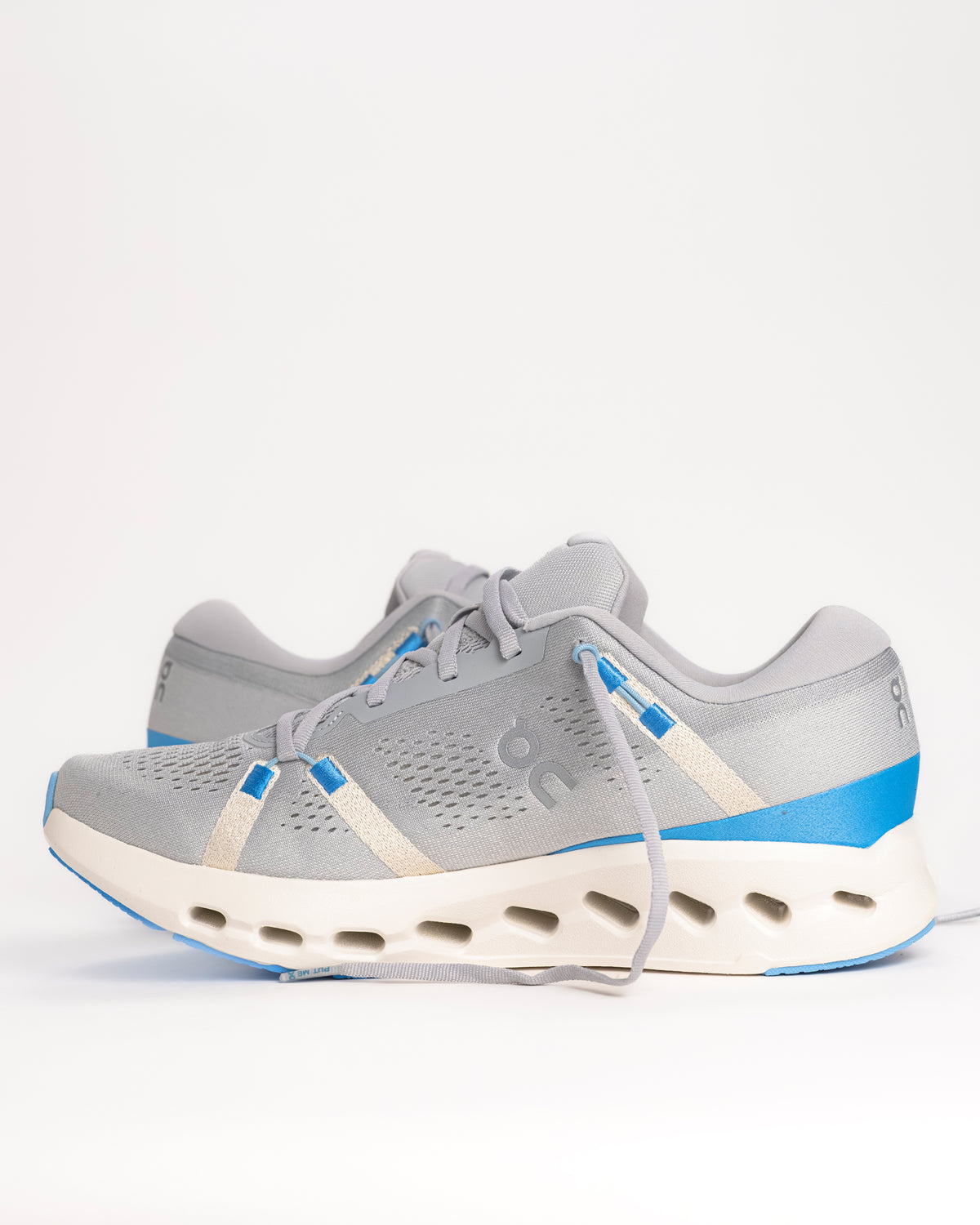 The On Running Cloudsurfer 2 is a refined evolution of the brand’s most innovative daily trainer, designed specifically for those who value a smooth, rolling transition. This version utilizes CloudTec Phase® technology, a computer-optimized midsole geometry that collapses sequentially to create a "domino effect" of cushioning from heel to toe. Unlike traditional On models, the Cloudsurfer 2 is built without a plastic Speedboard®, resulting in a more natural, flexible ride that feels lighter. 3MF10124839