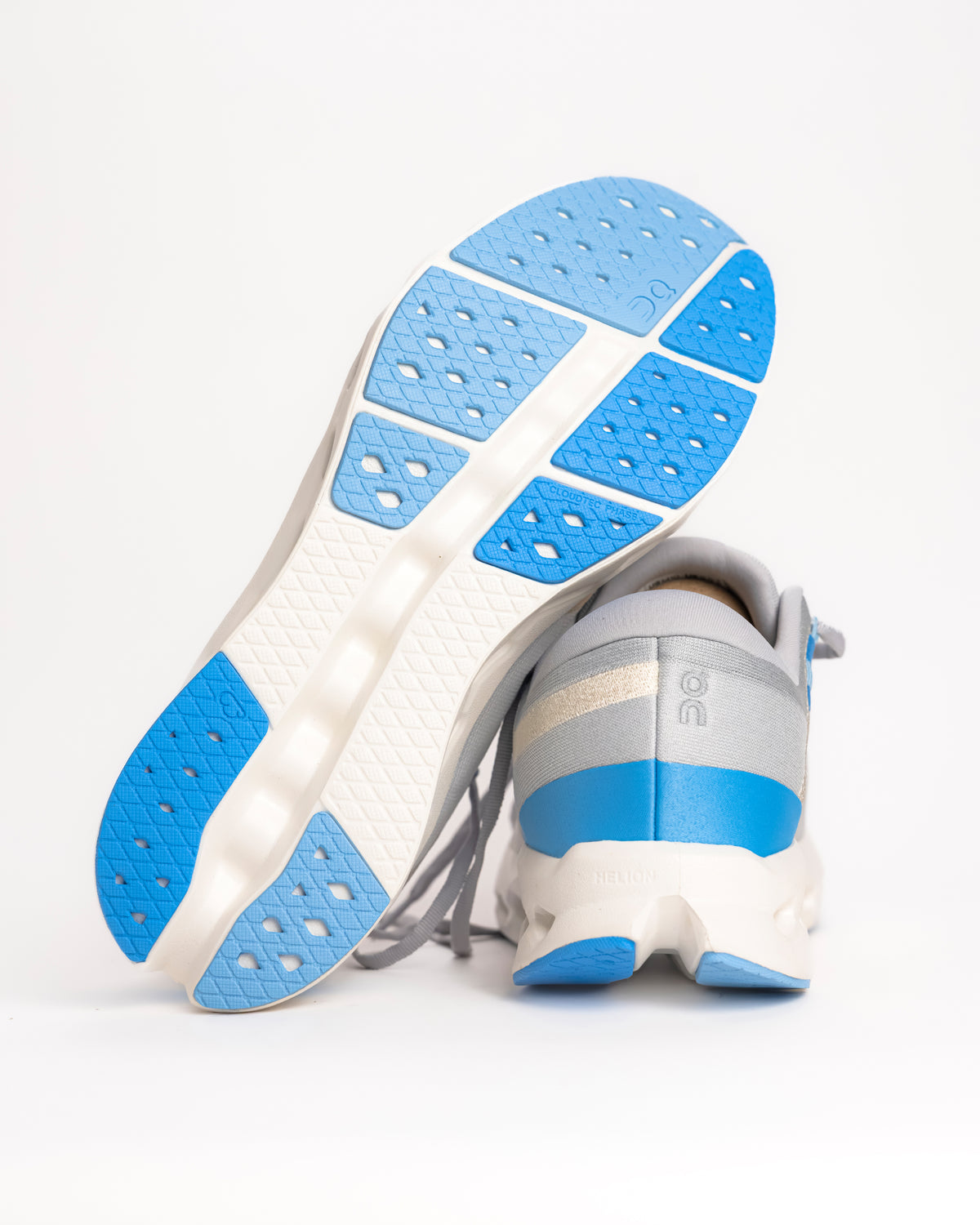 The On Running Cloudsurfer 2 is a refined evolution of the brand’s most innovative daily trainer, designed specifically for those who value a smooth, rolling transition. This version utilizes CloudTec Phase® technology, a computer-optimized midsole geometry that collapses sequentially to create a "domino effect" of cushioning from heel to toe. Unlike traditional On models, the Cloudsurfer 2 is built without a plastic Speedboard®, resulting in a more natural, flexible ride that feels lighter. 3MF10124839