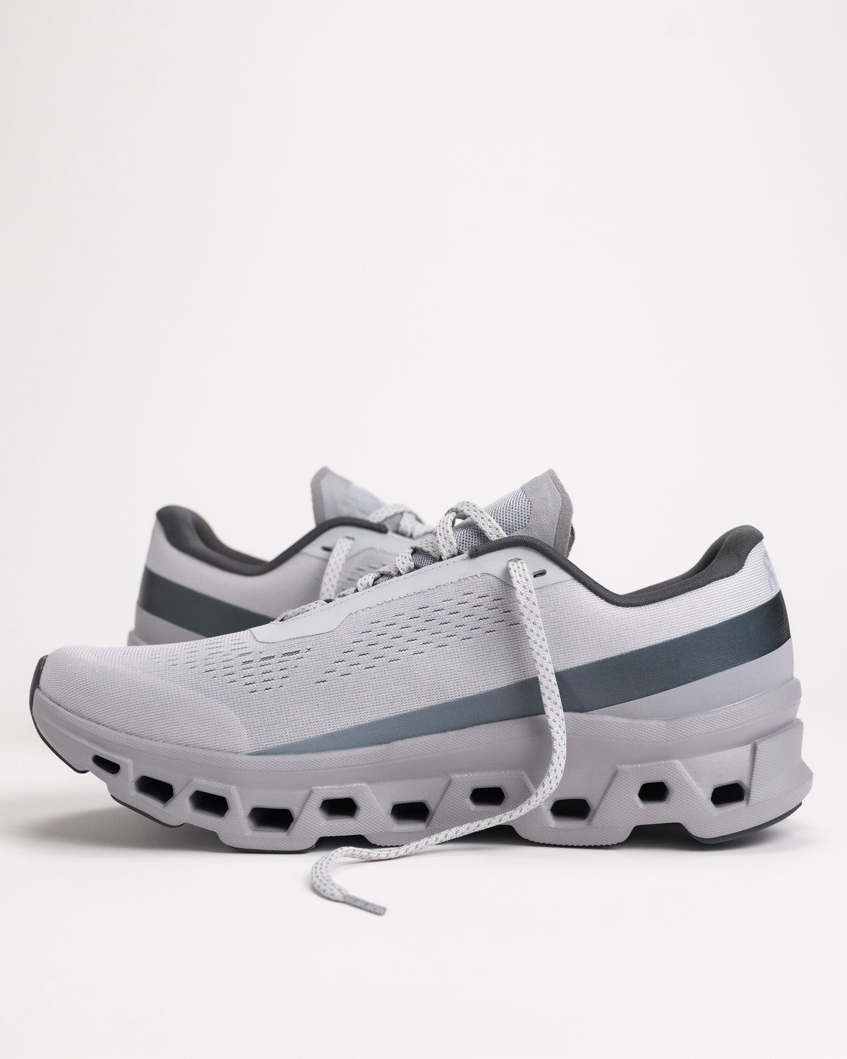 Outside instep of the Side view of Men’s On Cloudmonster 1 in Glacier/Alloy