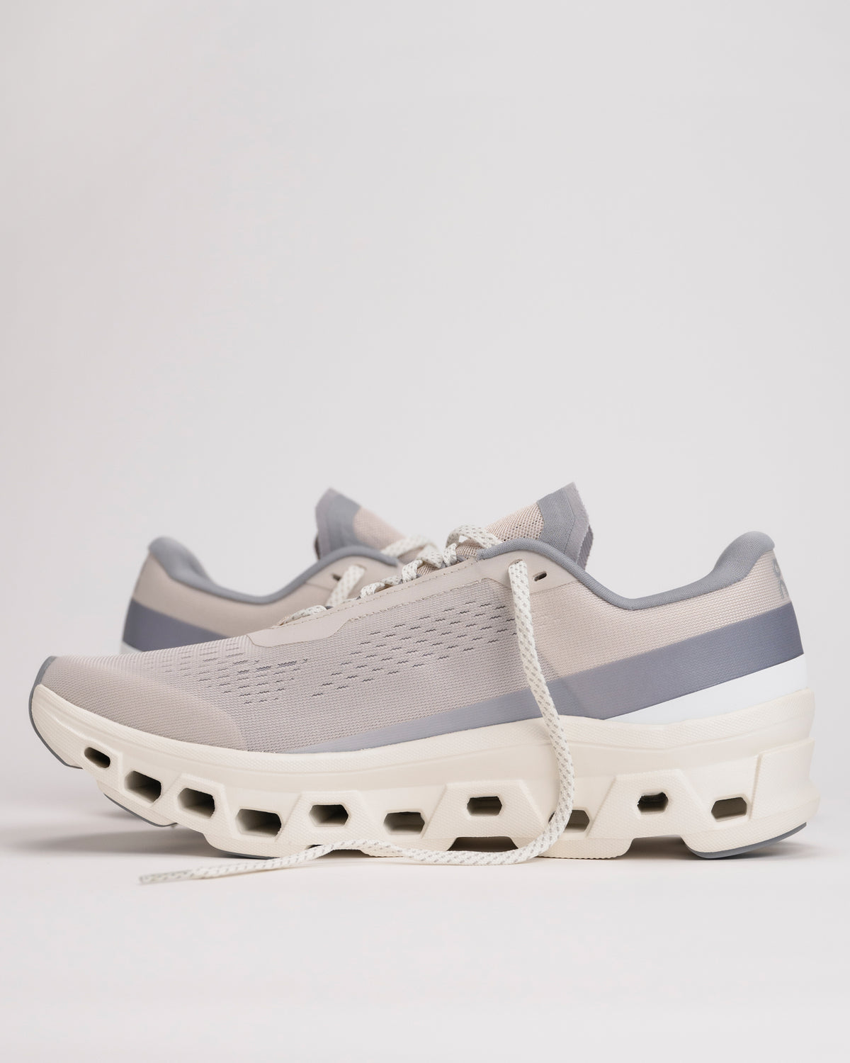 Side view of Men’s On Cloudmonster 1 running shoe in Pearl/Ivory showing CloudTec® cushioning