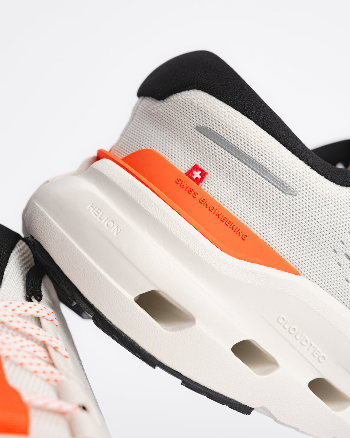 M-CLOUDRUNNER 3 - IVORY/FLAME - MESH