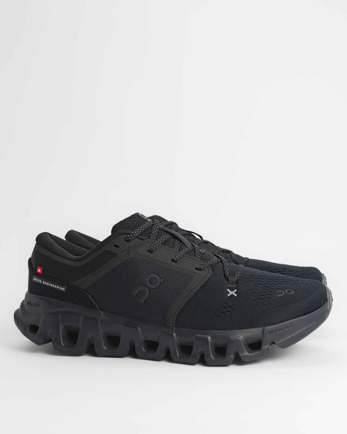 On Running Cloud X5 Training Shoe – Flexible Gym Trainer in Black / Black