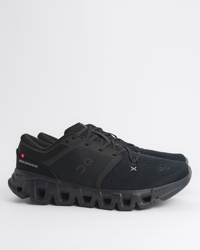 On Running Cloud X5 Training Shoe – Flexible Gym Trainer in Black / Black