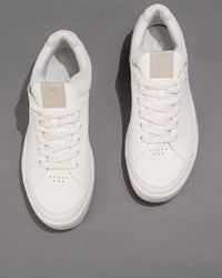 Women’s On THE ROGER Centre Court in White/Gum